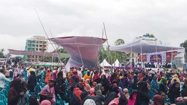 প্রধানমন্ত্রী পৌঁছানোর আগেই বাতাসে ভেঙে পড়লো প্যান্ডেল