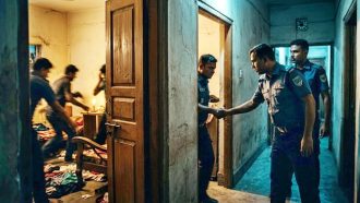 সিলেটে রাতে ঘরের দরজায় পুলিশ, তারপর যা হল..