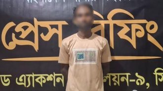 র‌্যাব দেখে অটোরিকশা থেকে পালাতে গিয়ে ধরা পড়লেন কাইয়ুম
