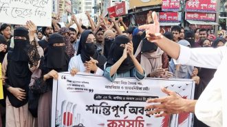 সিলেটে শিক্ষার্থীদের আন্দোলন, ‘আমেরিকান স্ট্যান্ডার্ডে প্রশ্ন ভুল’!