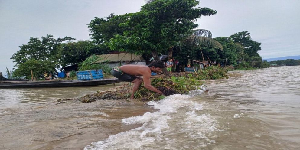 সুনামগঞ্জের হাওরপাড়ে টিকে থাকার লড়াই