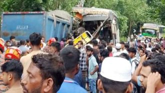 বাস-ট্রাক মুখোমুখি সংঘর্ষে প্রাণ গেল ৩ জনের