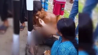 রাতভর খুঁটিতে বাঁধা বাবাকে চা-রুটি খাওয়ালেন মেয়ে, ভিডিও ভাইরাল