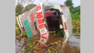 সুনামগঞ্জে লাশ নিয়ে ফেরার পথে অ্যাম্বুলেন্স খাদে, নারী ও শিশুসহ আহত ৮