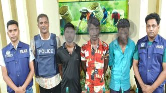 যে কারণে পুলিশের খাঁচায় ৩ যুবক