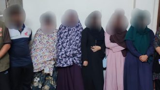 উপশহরে বাসার ভেতর থেকে পাঁচ তরুণীসহ আটক ৬