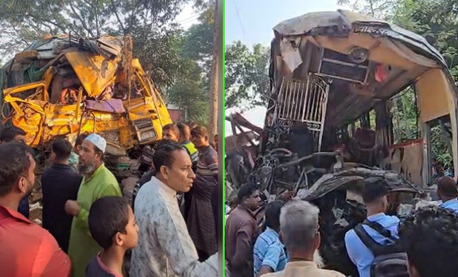 ভোরে বাস-ট্রাক সংঘর্ষে প্রাণ গেল ১৪ জনের