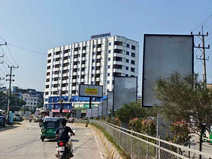 গাছ ঢেকে যায় বিজ্ঞাপনে