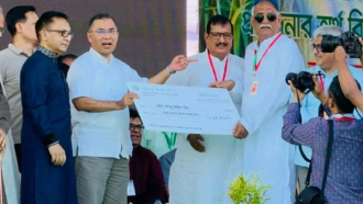 এমপি পেলেন আখচাষির প্রণোদনা, প্রধানমন্ত্রী দিলেন চেক